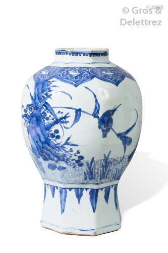 Chine, période Ming, XVIIème Vase de forme balust...