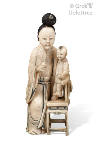 Chine, XIXème siècle Groupe en ivoire sculpté rep...
