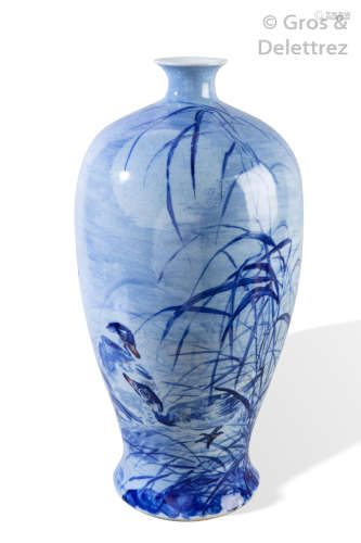 Chine, Xxème Vase de forme balustre en porcelaine...