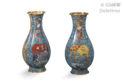 Chine, période Jiaqing Paire de vases balustre en...