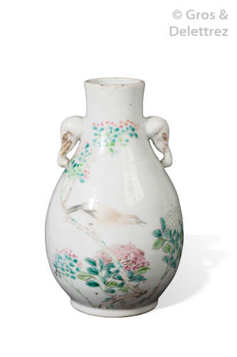 Chine, vers 1920 Vase de forme balustre en porcel...