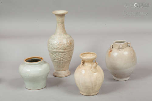 Chine, XXe siècle Lot comprenant trois vases en c...