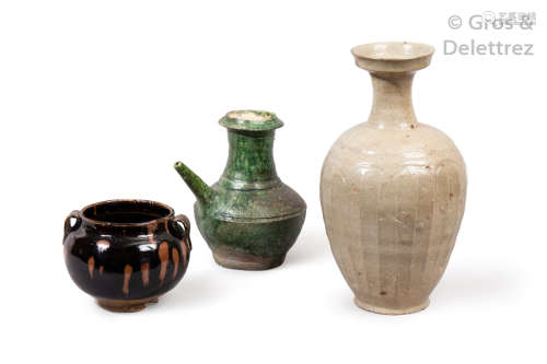 Chine, Zhetiang, V Vième siècle Vase à long col e...