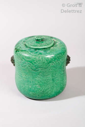 Chine, XIXe siècle Pot couvert en porcelaine et é...
