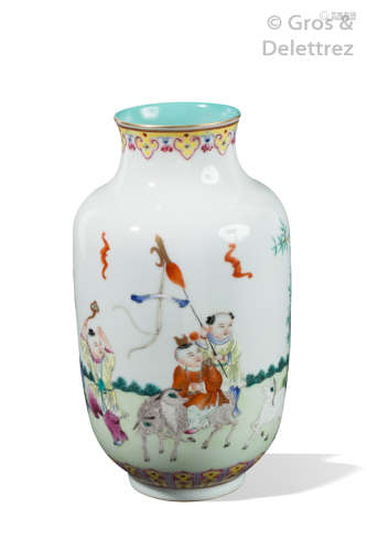 Chine, période République Vase lanterne en porcel...