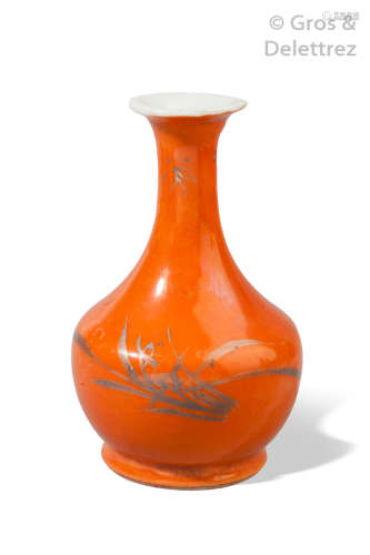 Chine, XVIIIe siècle Petit vase bouteille émaillé...