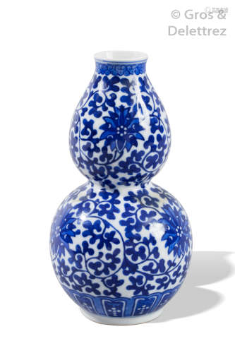 Chine, XXe siècle Vase coloquinte en porcelaine à...