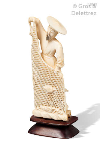 Japon, vers 1920 Deux okimonos en ivoire sculpté ...