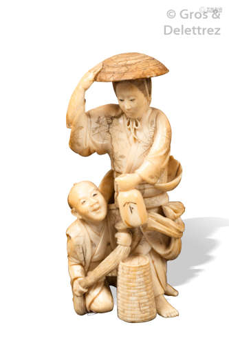 Japon, vers 1920 Okimono en ivoire sculpté représ...