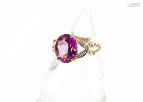 A modern 9ct gold and flaming pink topaz dress ring