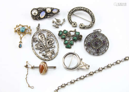 Ten items of Victorian and 20th Century jewellery