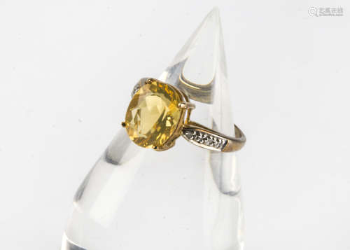 A modern 9ct gold fire opal ring