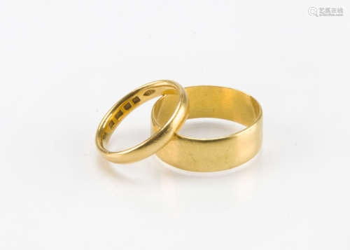 Two vintage 22ct gold wedding bands