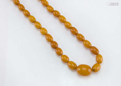 An Art Deco period amber bead necklace