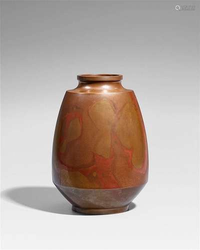 A large bronze vase by Hannya Kankei (born 1933). Late 20th centuy