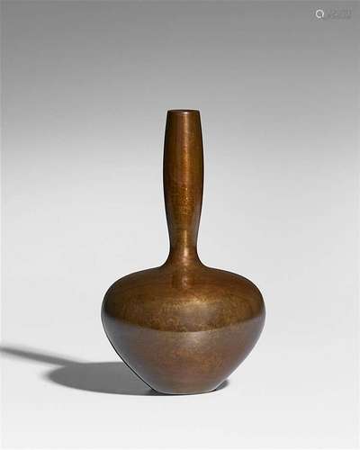 A bronze vase by Tsuda Eiju (1915-2000). Late 20th century