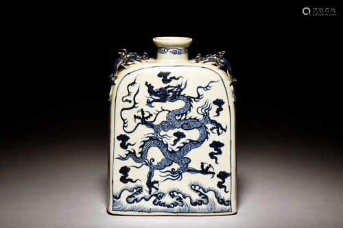 BLUE AND WHITE 'DRAGONS' FLASK WITH CHILONG HANDLES