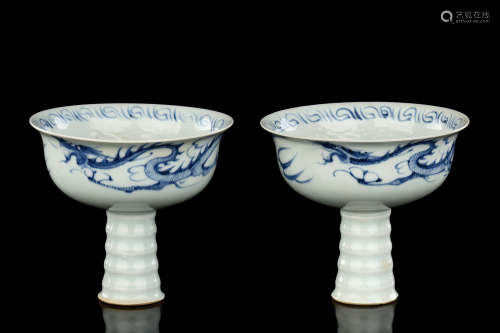 PAIR OF BLUE AND WHITE 'DRAGONS' STEM CUPS