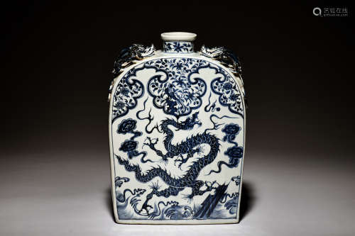 BLUE AND WHITE 'DRAGONS' FLASK WITH CHILONG HANDLES