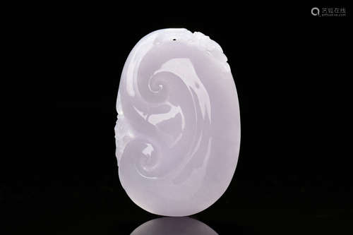 ICY PURPLE JADEITE CARVED 'RUYI' ORNAMENT WITH GIA CERTIFICATE