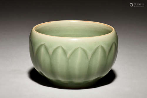 LONGQUAN WARE 'FLOWER PETALS' BOWL