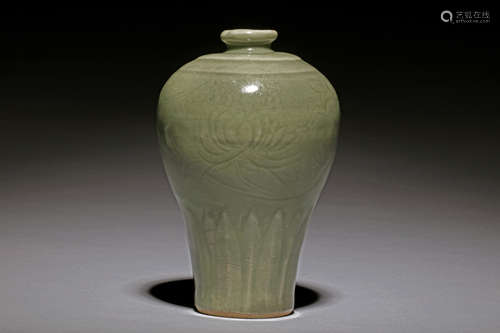 A FINE AND WELL DECORATED LONG QUAN CELADON MEIPING OF SONG/YUAN PERIOD