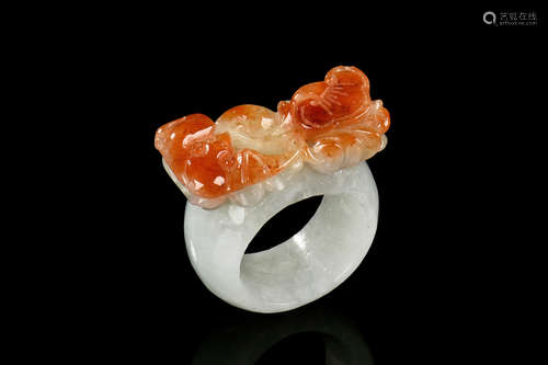 JADE CARVED 'BAT AND LINGZHI' RING