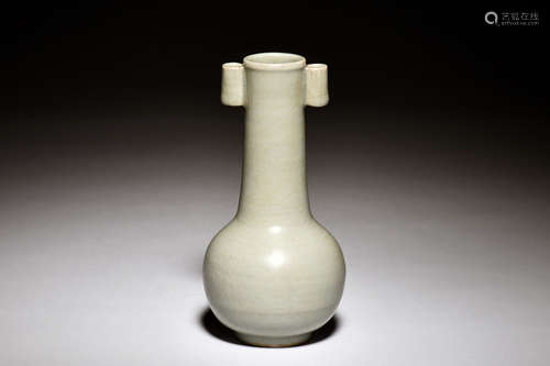 AN ARROW LONGQUAN VASE