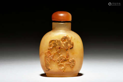 AGATE CARVED 'HORSE HANDLER' SNUFF BOTTLE