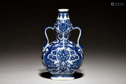 BLUE AND WHITE 'DRAGONS' VASE