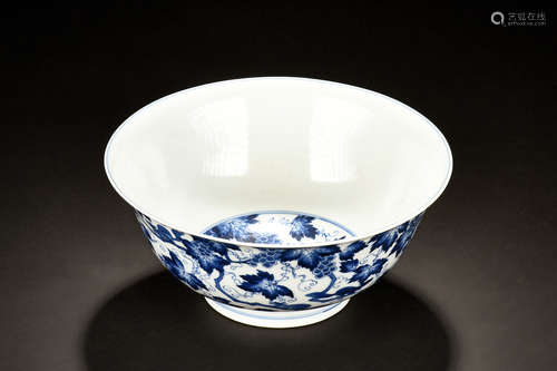 BLUE AND WHITE 'GRAPES' BOWL