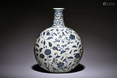 BLUE AND WHITE 'FLOWERS' MOON FLASK VASE