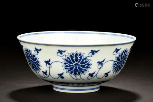 BLUE AND WHITE 'LOTUS FLOWERS' BOWL