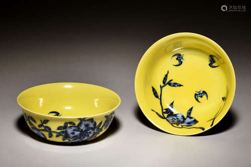 PAIR OF BLUE AND WHITE AND YELLOW GROUND FLAT BOWLS