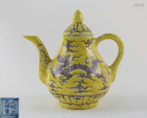 DAMING CHENGHUA NIANZHI MARK YELLOW GLAZE EWER