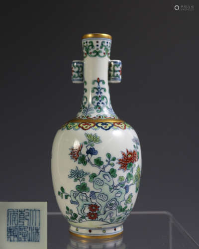 DAQING QIANLONG NIANZHI MARK DOUCAI VASE