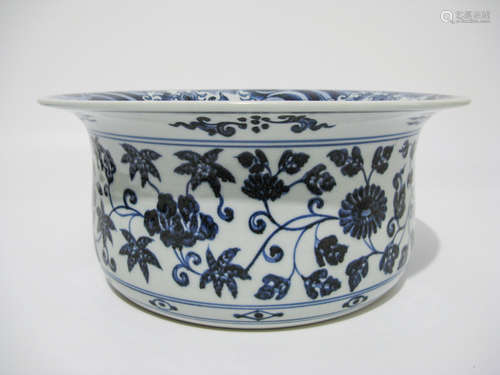 MING A BLUE AND WHITE DISH