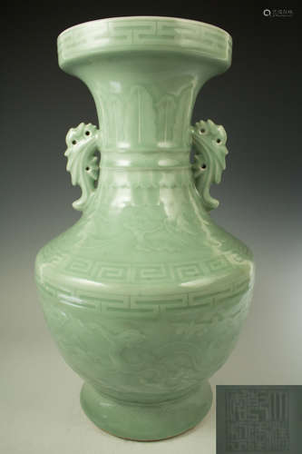 DAQING QIANLONG NIANZHI MARK CELADON VASE