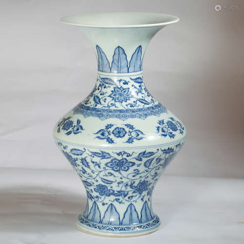 CHINESE BLUE AND WHITE PORCELAIN VASE