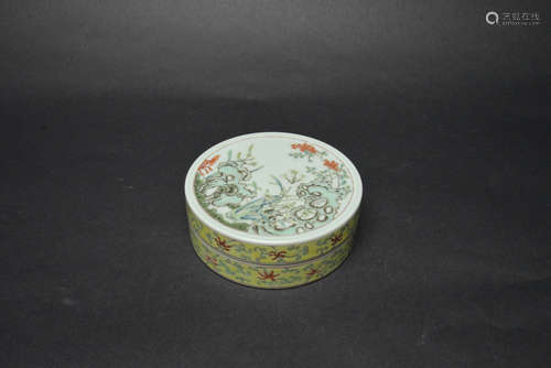 CHINESE YELLOW GROUND FAMILLE ROSE BOX