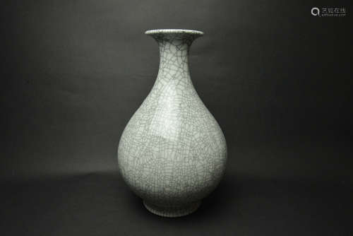 CHINESE CRACKLE GLAZED YUHUCHUN VASE