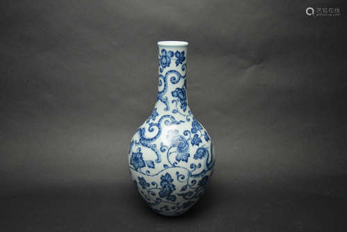 CHINESE BLUE AND WHITE PORCELAIN VASE