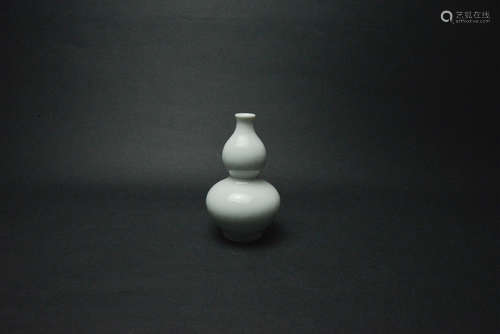 CHINESE CELADON GLAZED DOUBLE GOURD VASE