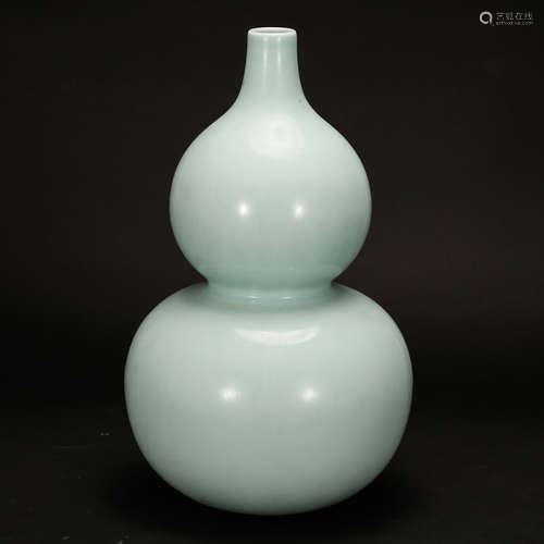 CHINESE CELADON GLAZED DOUBLE GOURD VASE