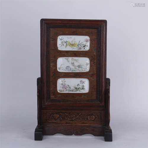 CHINESE PORCELAIN FAMILLE ROSE PLAQUES HUANGHUALI TABLE SCREEN