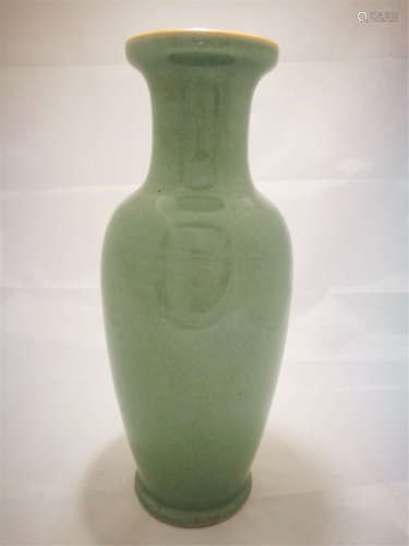 CHINESE PORCELAIN GREEN GLAZE VASE