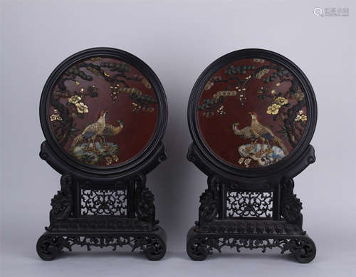 PAIR OF CHINESE GEM STONE INLAID ROSEWOOD ROUND PLAQUE TABLE SCREEN