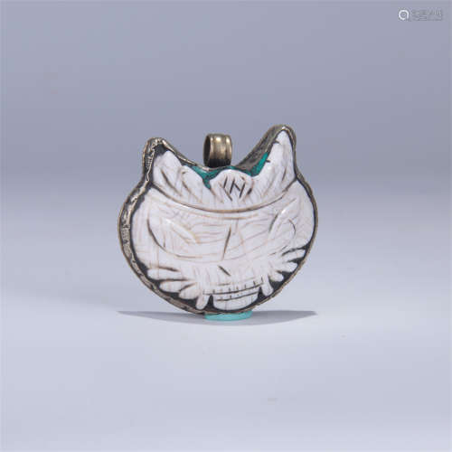 CHINESE MOTHER OF PEARL INLAID BRONZE CAT PENDANT