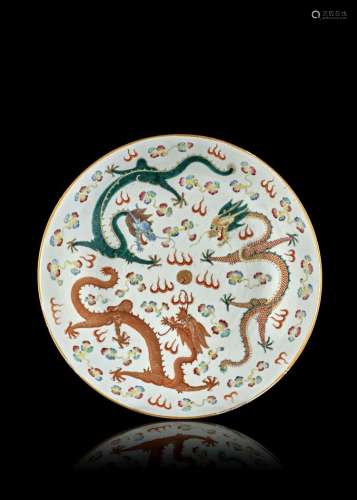 GRAND PLAT EN PORCELAINE POLYCHROME, Chine, dynastie Qing, marque et époque Guangxu (1875-1908)