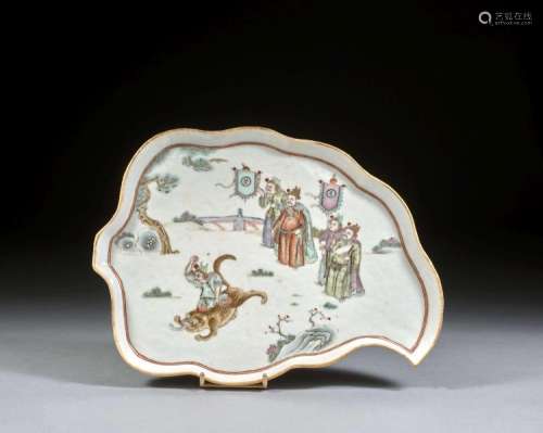 PETIT PLATEAU EN PORCELAINE POLYCHROME, Chine, fin du XIXe-début du XXe siècle